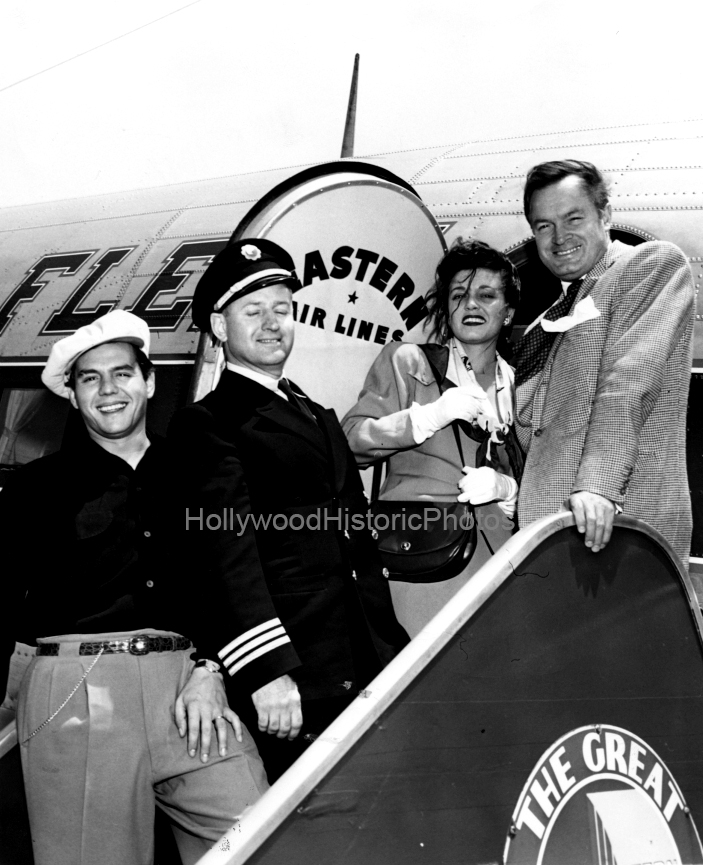 Bob Hope 1947 Dolores, Desi Arnaz Philadelphia SW Airport wm.jpg